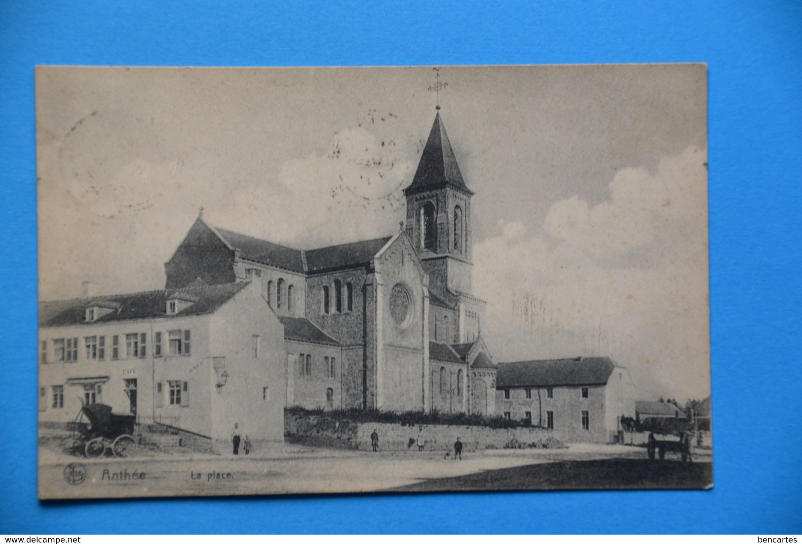 Anthée 1908: La Place Très Animée Avec Attelages Et Café - Onhaye