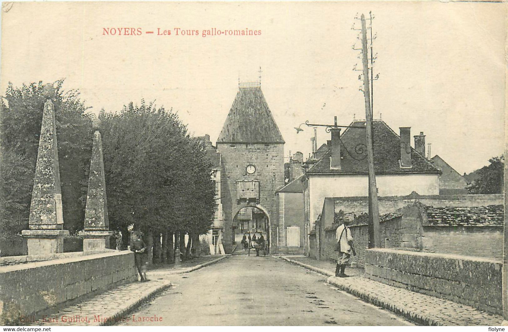 Noyers - Rue Et Les Tours Gallo Romaines - Noyers Sur Serein