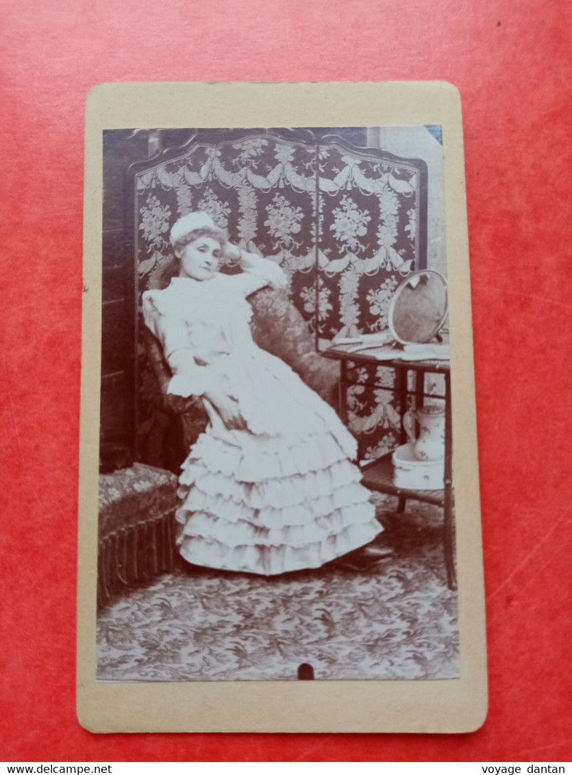Photographie, Photo Ancienne, CDV Femme Devant Sa Coiffeuse Embellissement - Anciennes (Av. 1900)