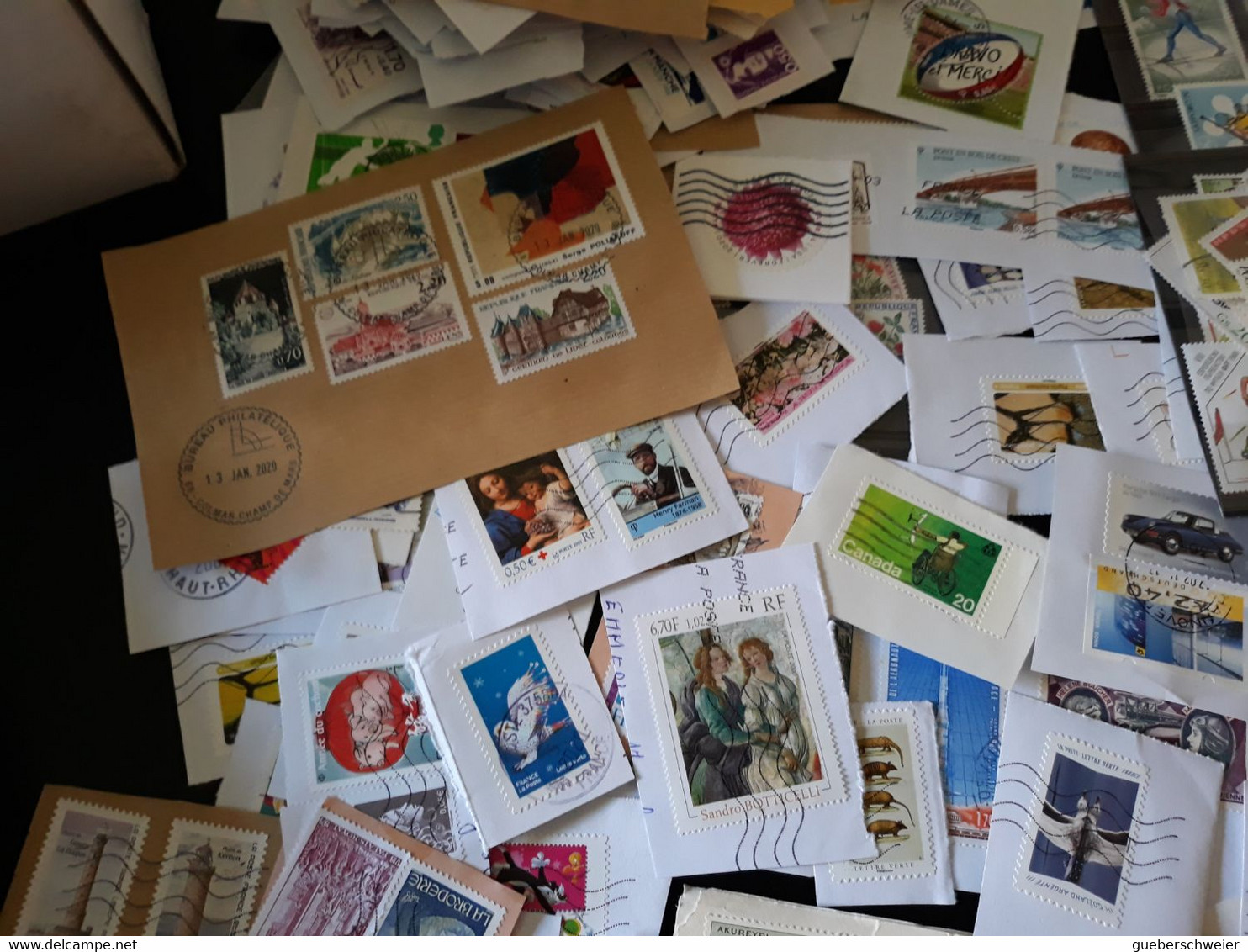 EUROPE lot de + de 500 enveloppes + 750 grs de timbres sur fragments + plaquettes de timbres à thèmes