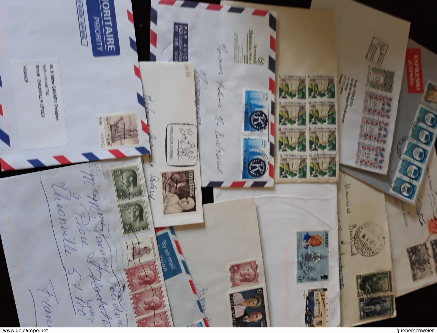 EUROPE lot de + de 500 enveloppes + 750 grs de timbres sur fragments + plaquettes de timbres à thèmes