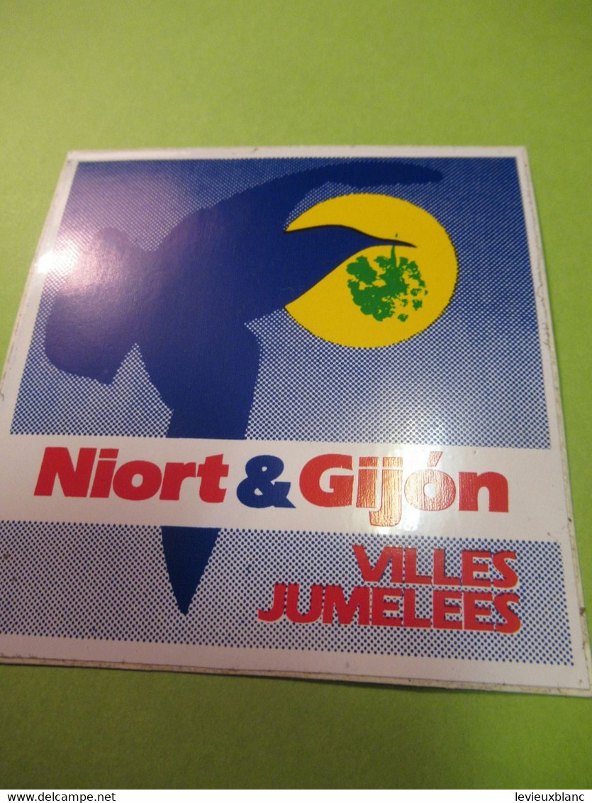 Jumelage / NIORT & GIJON/ Villes Jumelées/ Colombe Volant Avec Un Rameau Dans Le Bec/  Vers 1970-1980    ACOL172 - Aufkleber