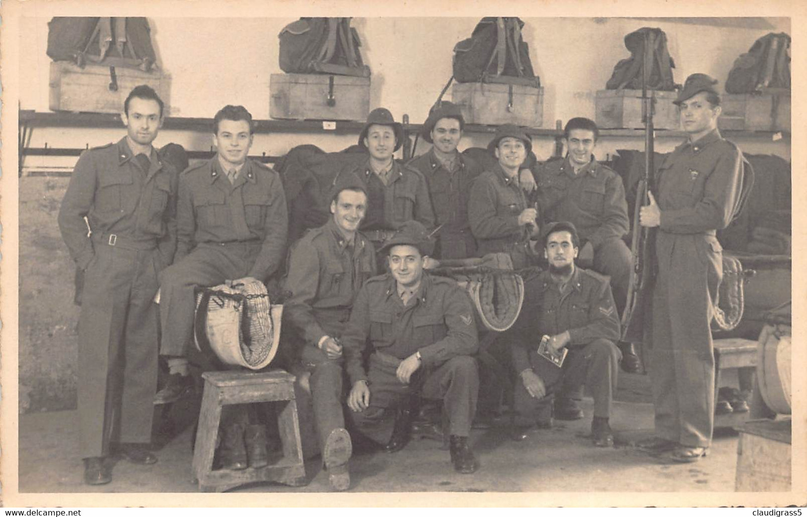 2465"FOTO-GRUPPO ALPINI IN CAMERATA   ANNI 60 MISURE(8.50X13.50) - Guerra, Militares