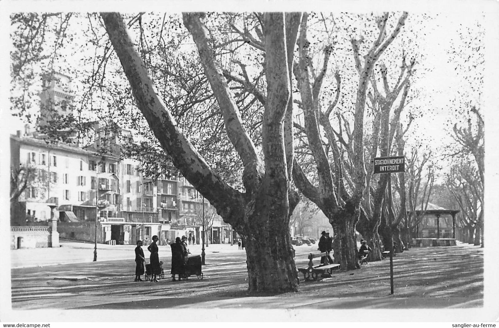 CPA 04 DIGNE LA PLACE DE LA LIBERATION - Digne