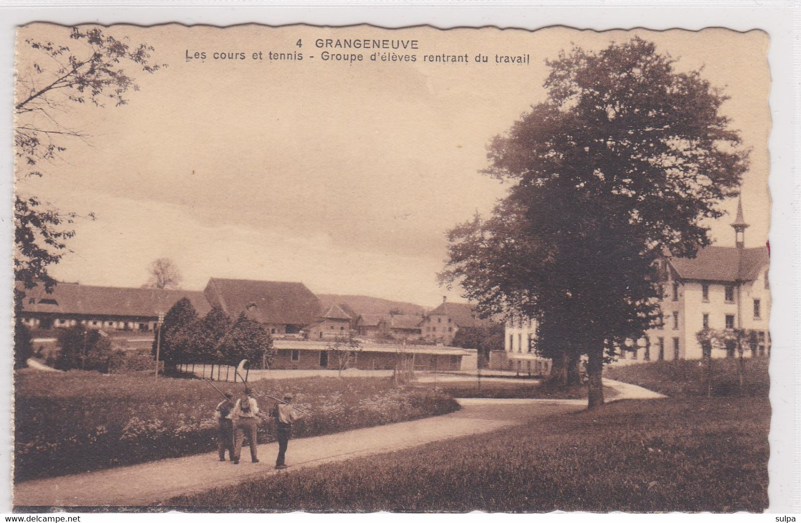 Posieux, Grangeneuve. Ecole D'agriculture. Les Cours Et Tennis - Groupe D'élèves Rentrant Du Travail - Posieux