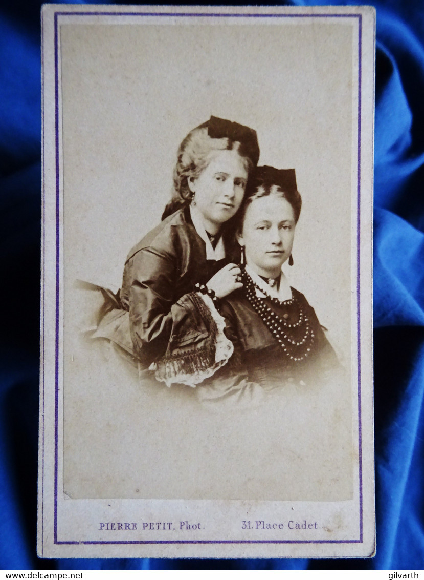 Photo CDV Petit à Paris  Portrait De 2 Jeunes Filles élégantes Enlacées  Collier De Perle  CA 1870-75- L573 - Alte (vor 1900)