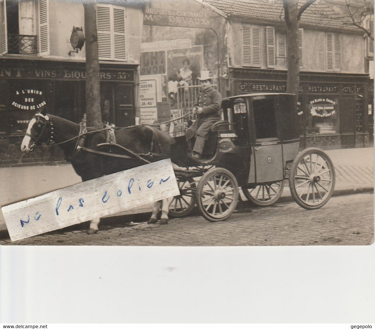 75019- Un Taximètre Devant Un Restaurant Et Les Transports De La Maison Devaux Situé 55 Rue D' Allemagne ( Carte Photo ) - Openbaar Vervoer