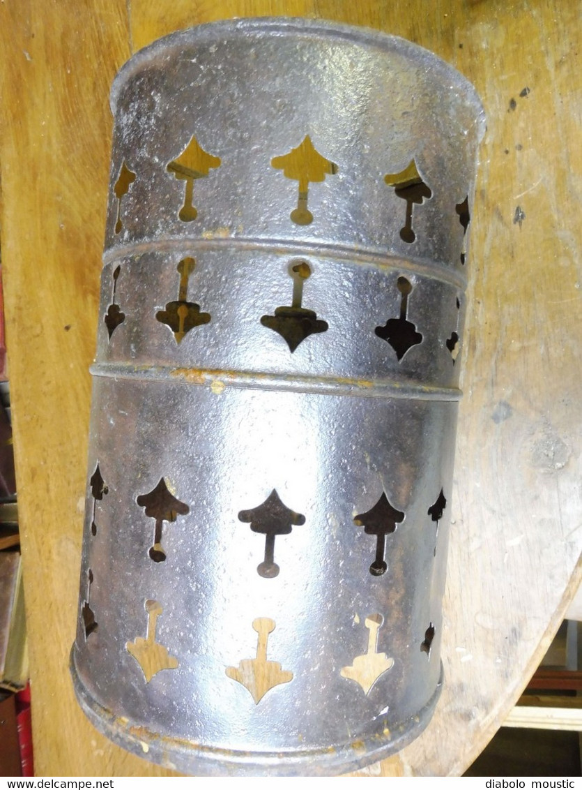 Rare Caisson En Fer D'un Brasero Antique ,riveté , Ajouré De Piques Gothiques (dimensions : H= 31cm , Diamètre = 20,5cm) - Ferro Battuto