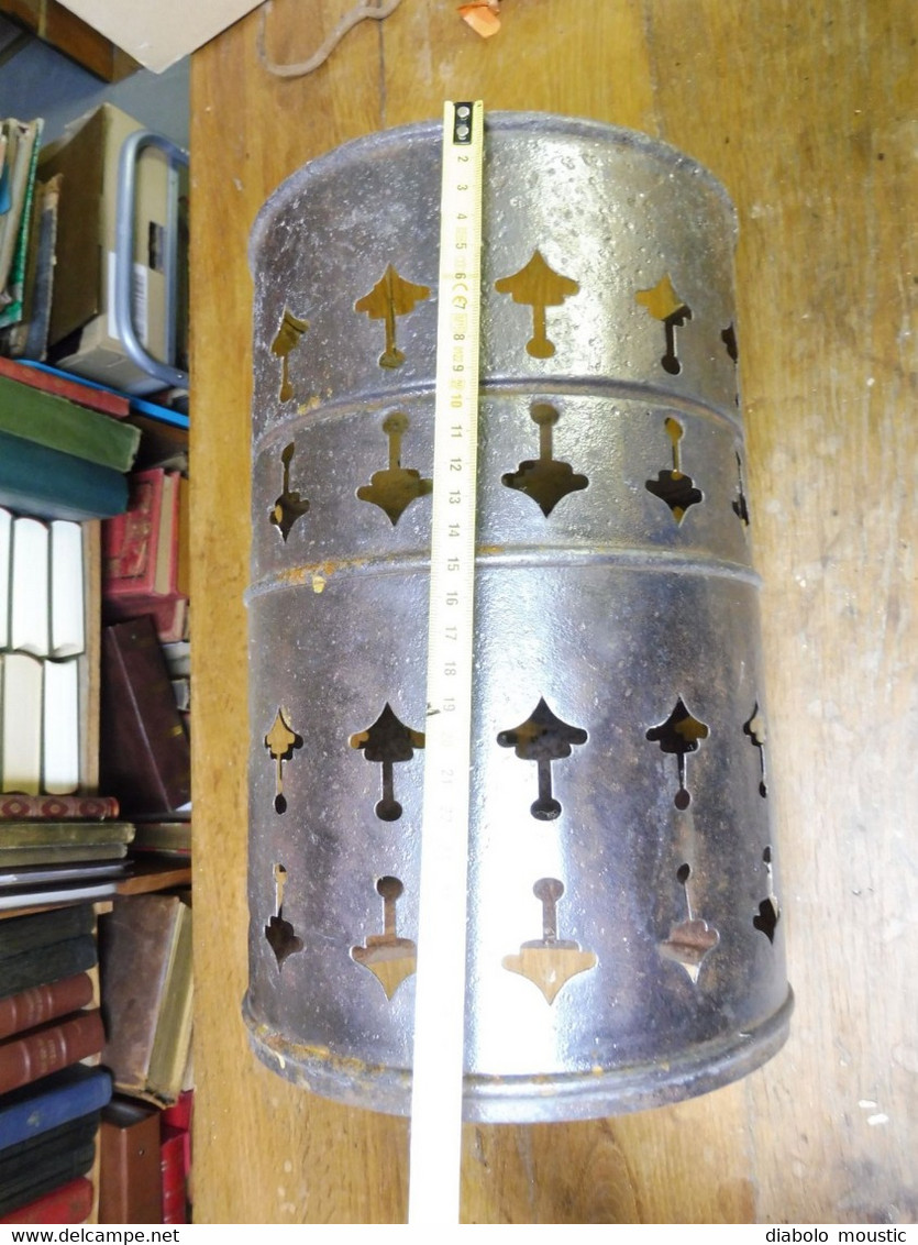 Rare Caisson En Fer D'un Brasero Antique ,riveté , Ajouré De Piques Gothiques (dimensions : H= 31cm , Diamètre = 20,5cm) - Ferronnerie