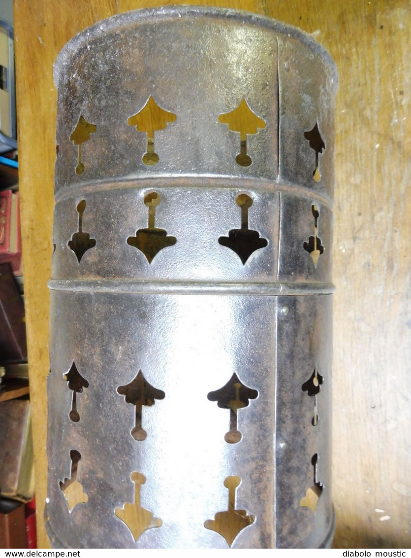 Rare Caisson En Fer D'un Brasero Antique ,riveté , Ajouré De Piques Gothiques (dimensions : H= 31cm , Diamètre = 20,5cm) - Ferronnerie