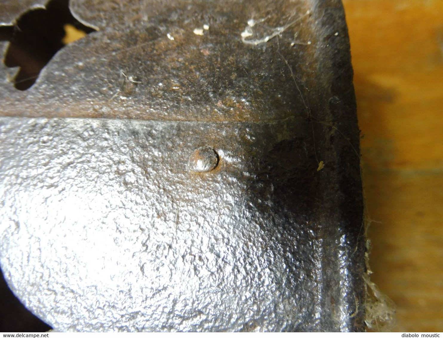 Rare caisson en fer d'un brasero antique ,riveté , ajouré de piques gothiques (dimensions : H= 31cm , Diamètre = 20,5cm)