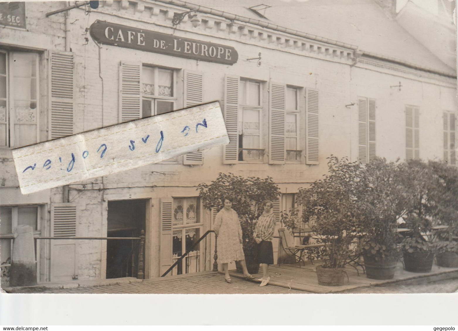 GIVET - CAFE De L'EUROPE - Place Du Cygne - Rue D'Estrée  ( Carte Photo  ) - Givet