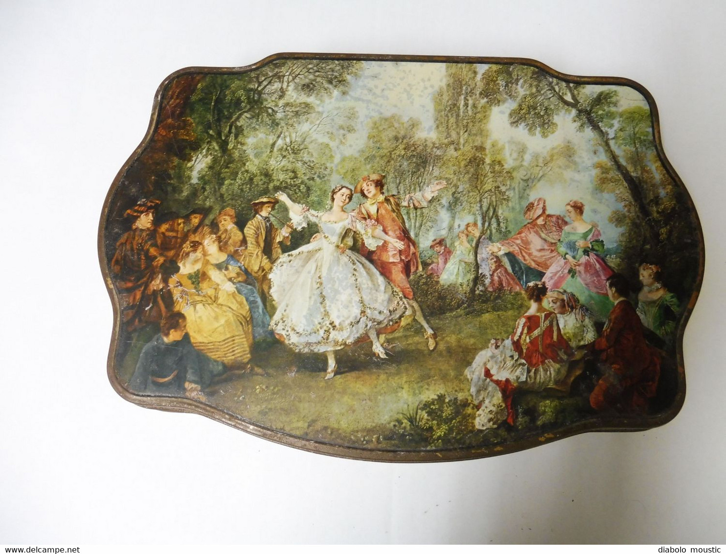 Boite-coffret  Pour Biscuits Saint-Michel  Décorée Par Un Tableau De WATTEAU (dim . 28cm X 20cm X 6cm) - Boîtes/Coffrets