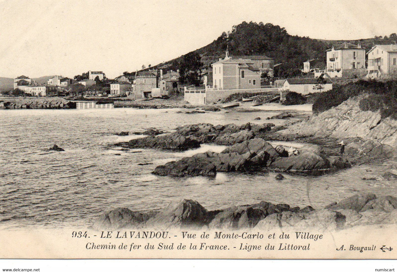 Le Lavandou Belle Vue De Monte-Carlo Et Du Village - Le Lavandou