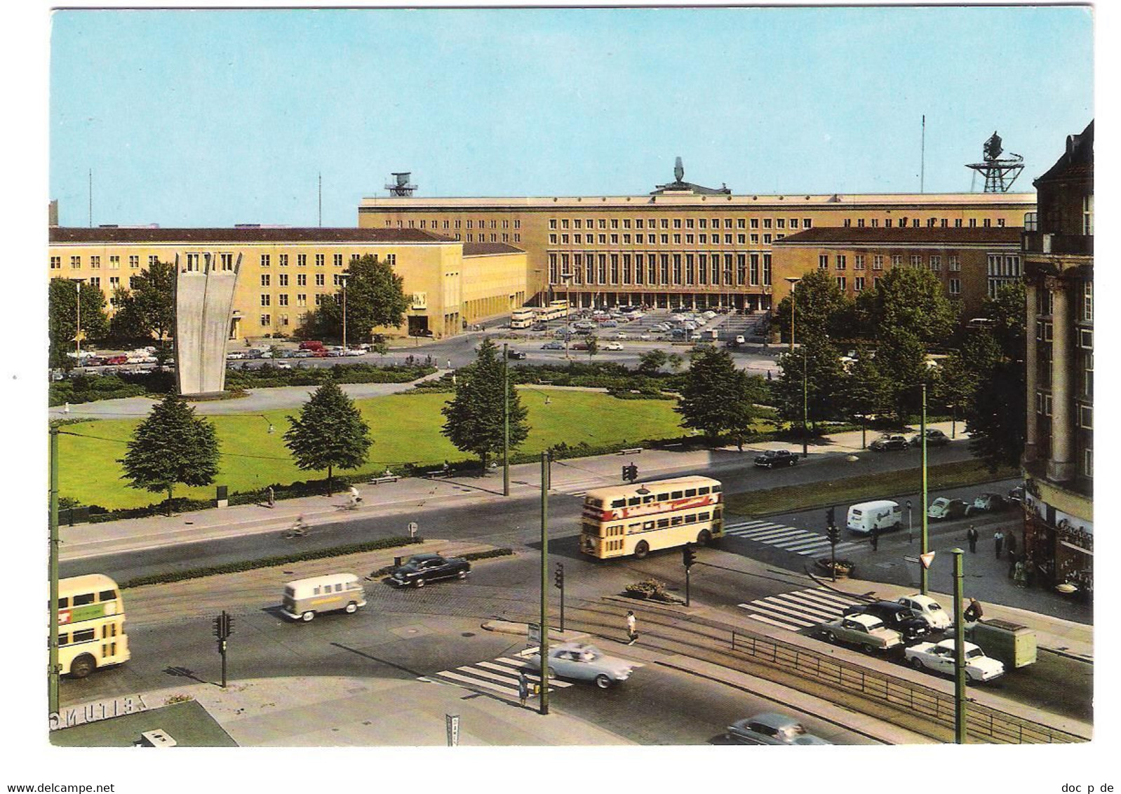 Deutschland - Berlin Tempelhof - Platz Der Luftbrücke - Flughafen - Airport - Cars - Autos VW - Bus - Tempelhof