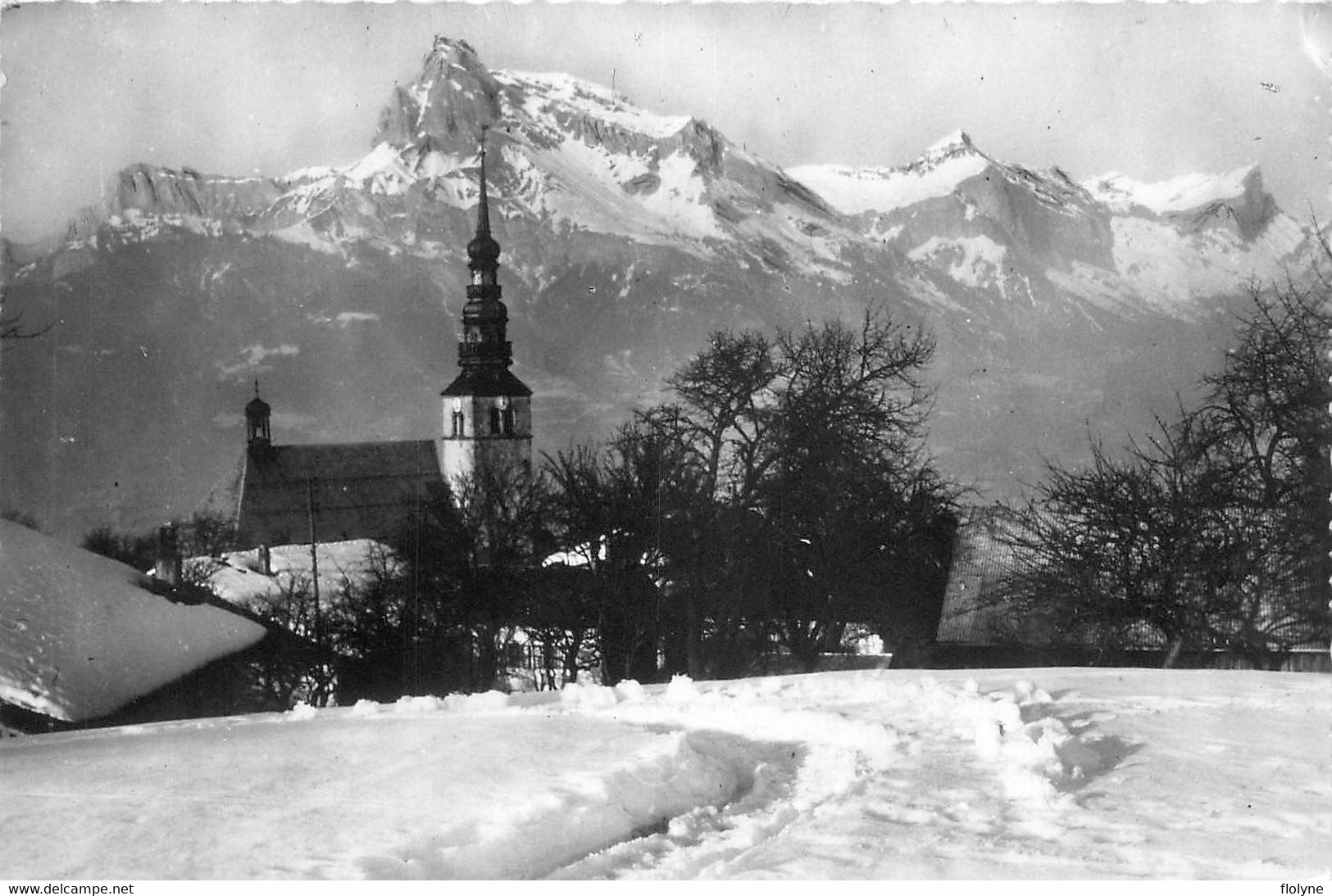 Combloux - L'église Du Village Et Les Aiguilles De Warrens - Combloux