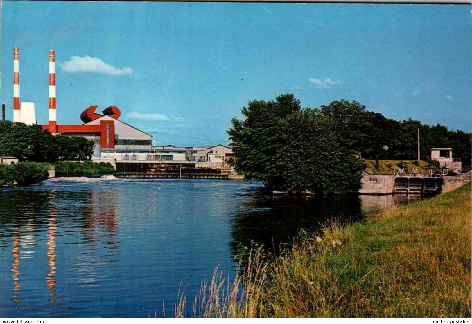 SOISSONS  L'Aisne Et L'usine St Gobain - Soissons