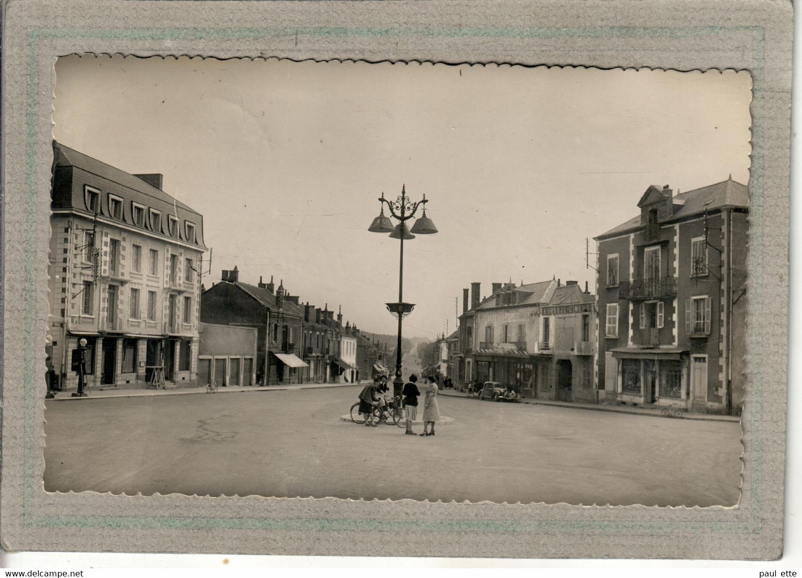 CPSM Dentelée - (71) Le CREUSOT - Thème: Lampadaire - Aspect Au Rond-Point De La Croix-Menée En 1951 - Le Creusot