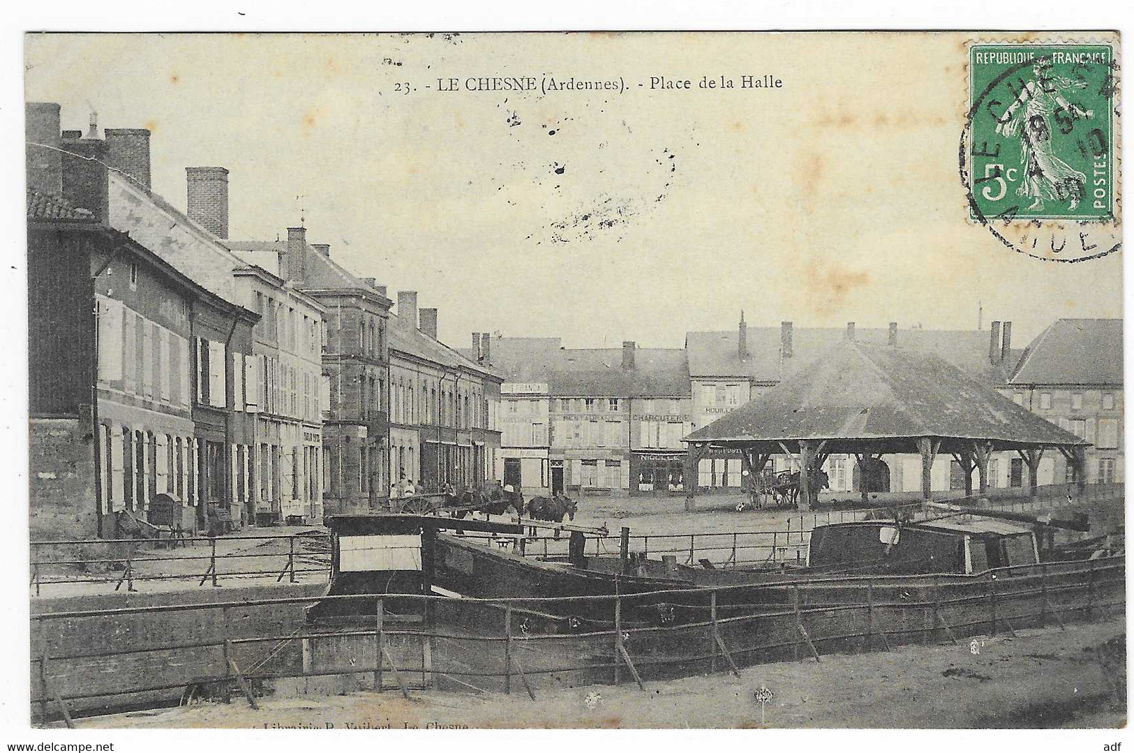 CPA LE CHESNE, PLACE DE LA HALLE, ARDENNES 08 - Le Chesne