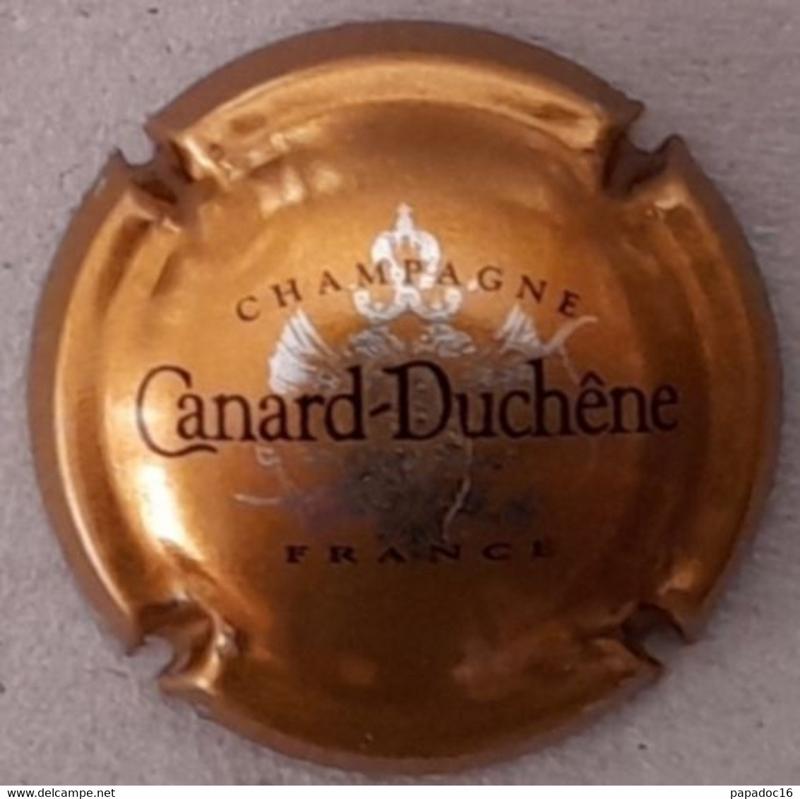 Plaque - Capsule De Muselet - Champagne Canard-Duchêne - Blanc Et Marron Sur Or - Canard Duchêne