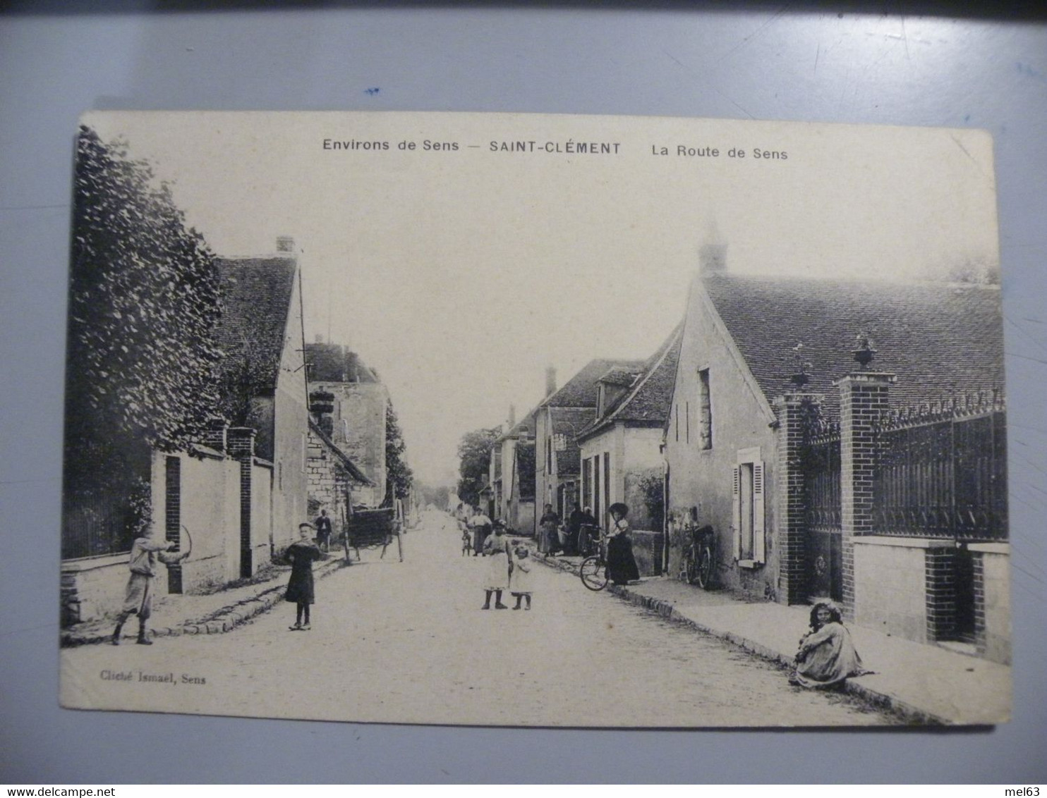 A501 . CPA.. 89. SAINT-CLEMENT. (Yonne). La Route De Sens. Beau Plan Animé.écrite 1915 - Saint Clement