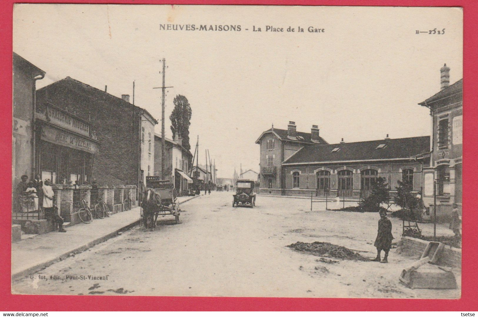Neuves-Maisons - La Place De La Gare ... Oldtimer - 192? ( Voir Verso ) - Neuves Maisons