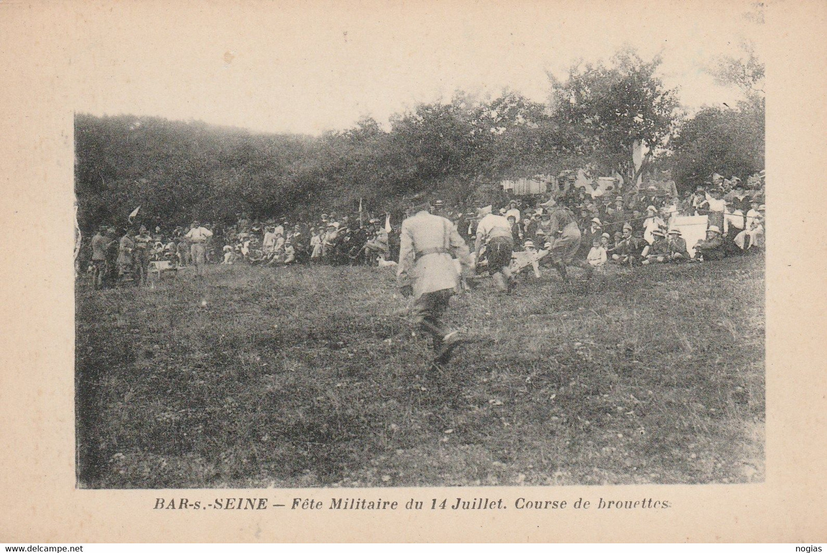 BAR-SUR-SEINE - LA FETE MILITAIRE DU 14 JUILLET 1918 - LA COURSE DE BROUETTES - BELLE ANIMATION - - Bar-sur-Seine