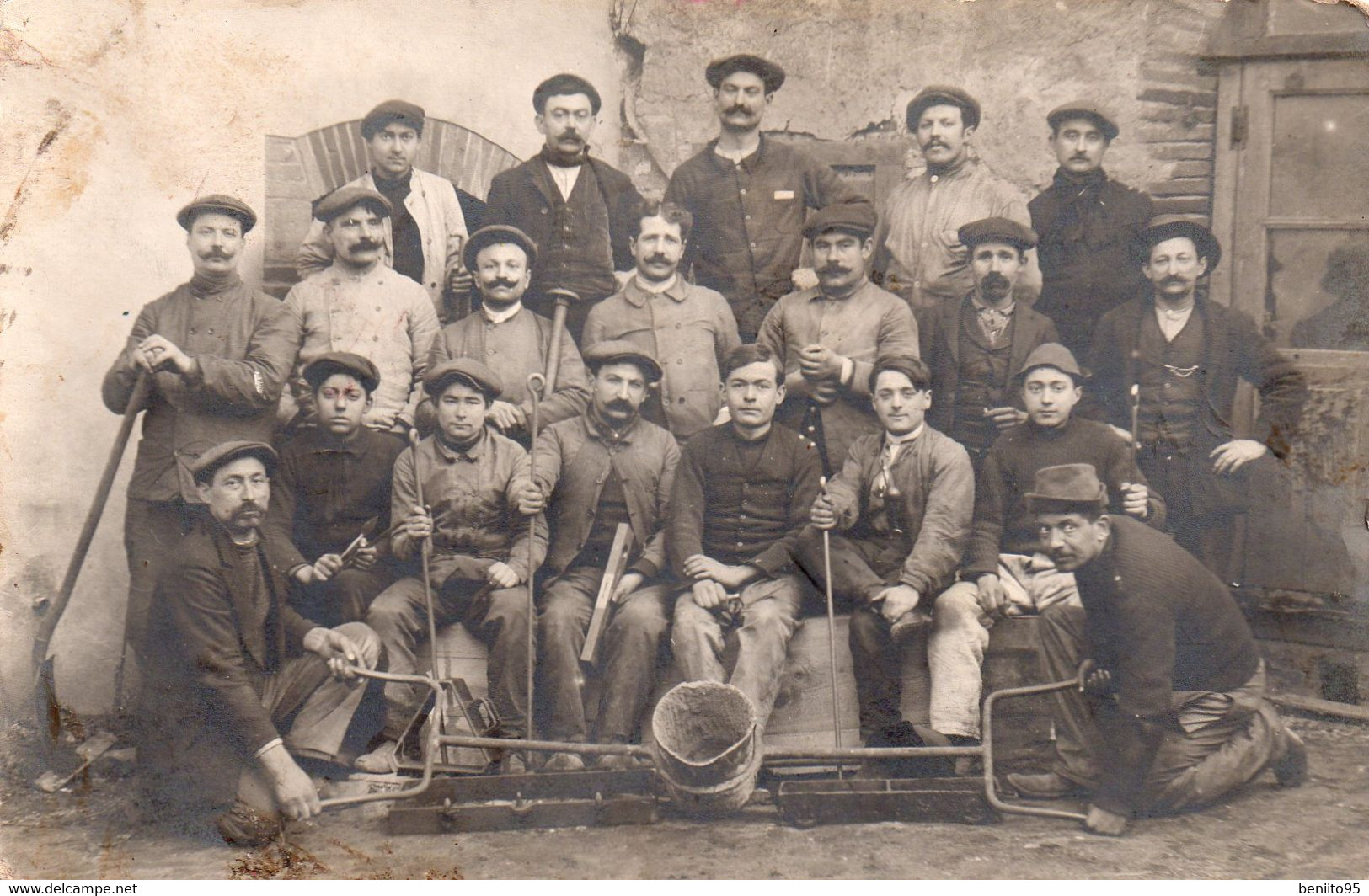 CARTE-PHOTO D'un Groupe De Fondeurs à Situer. - Industry