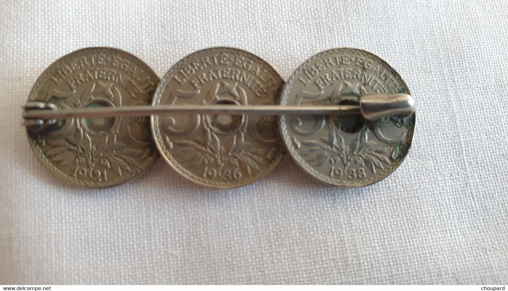 TRES BELLE BROCHE REALISEE AVEC DES PIECES DE 5 CENTIMES DE 1938 - Frankreich