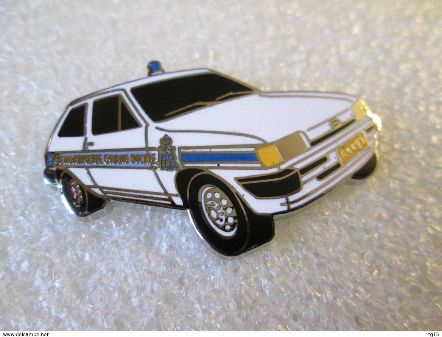 PIN'S    FORD   FIESTA       GENDARMERIE    LUXEMBOURG   Email Grand Feu   DEHA - Ford