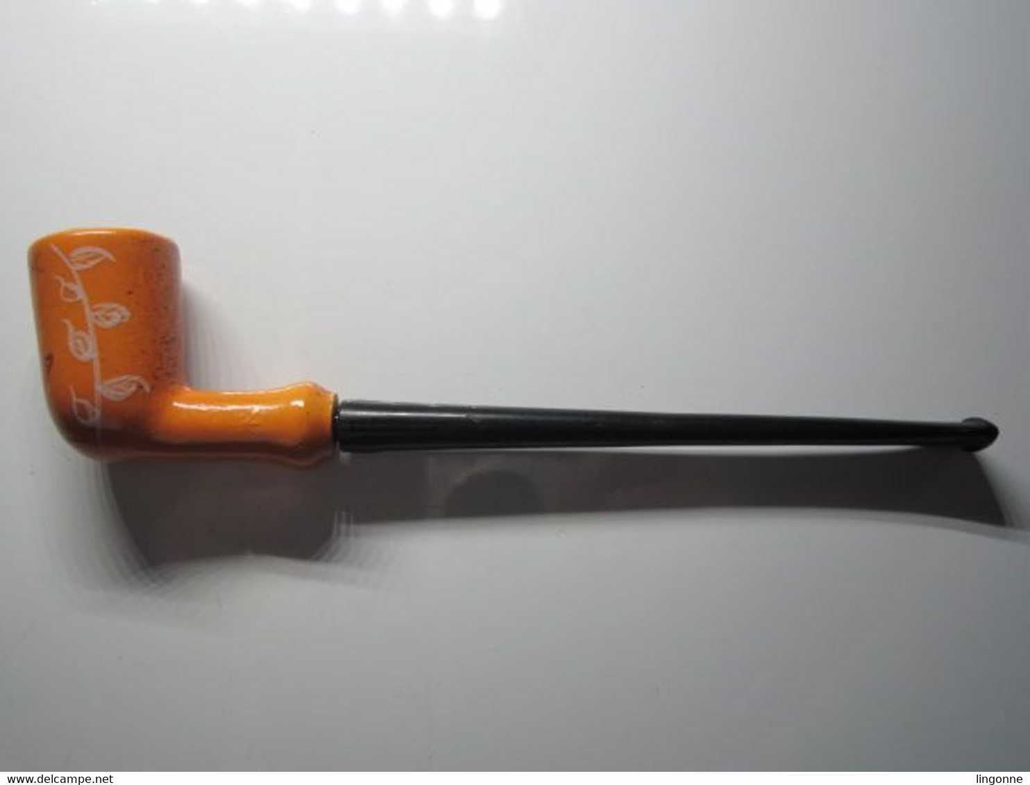 PIPE BRETONNE Ancienne En Céramique Avec Hermine - Bretagne KERALUC Quimper Motif OISEAU Long 19 Cm Poids 35 Grammes - Porcelain Pipes