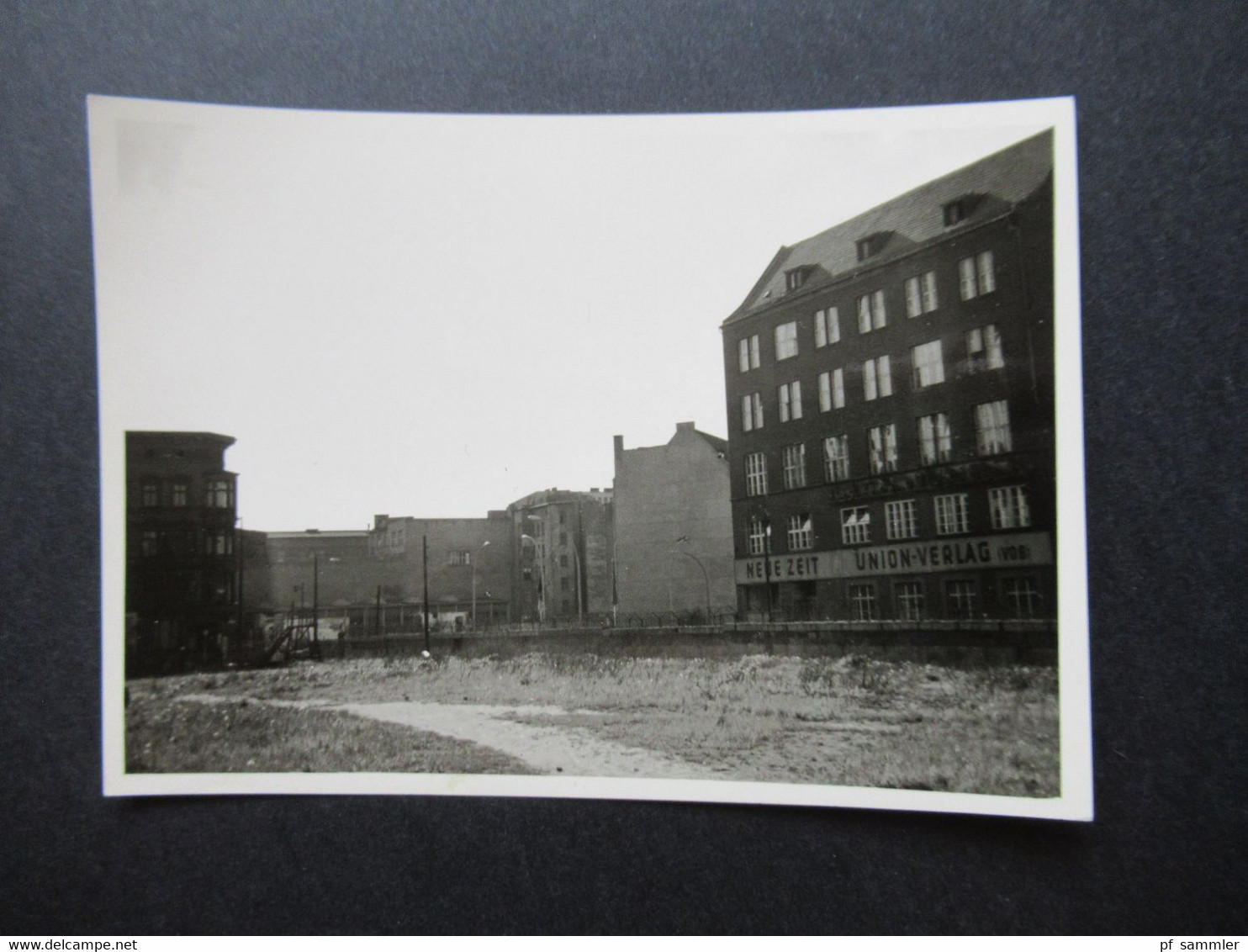 Berlin Fotos ca.1962 mit Berliner Mauer z.B. Spruch 13000 Frauen von Ihren Männern getrennt und. Neue zeit Union Verlag