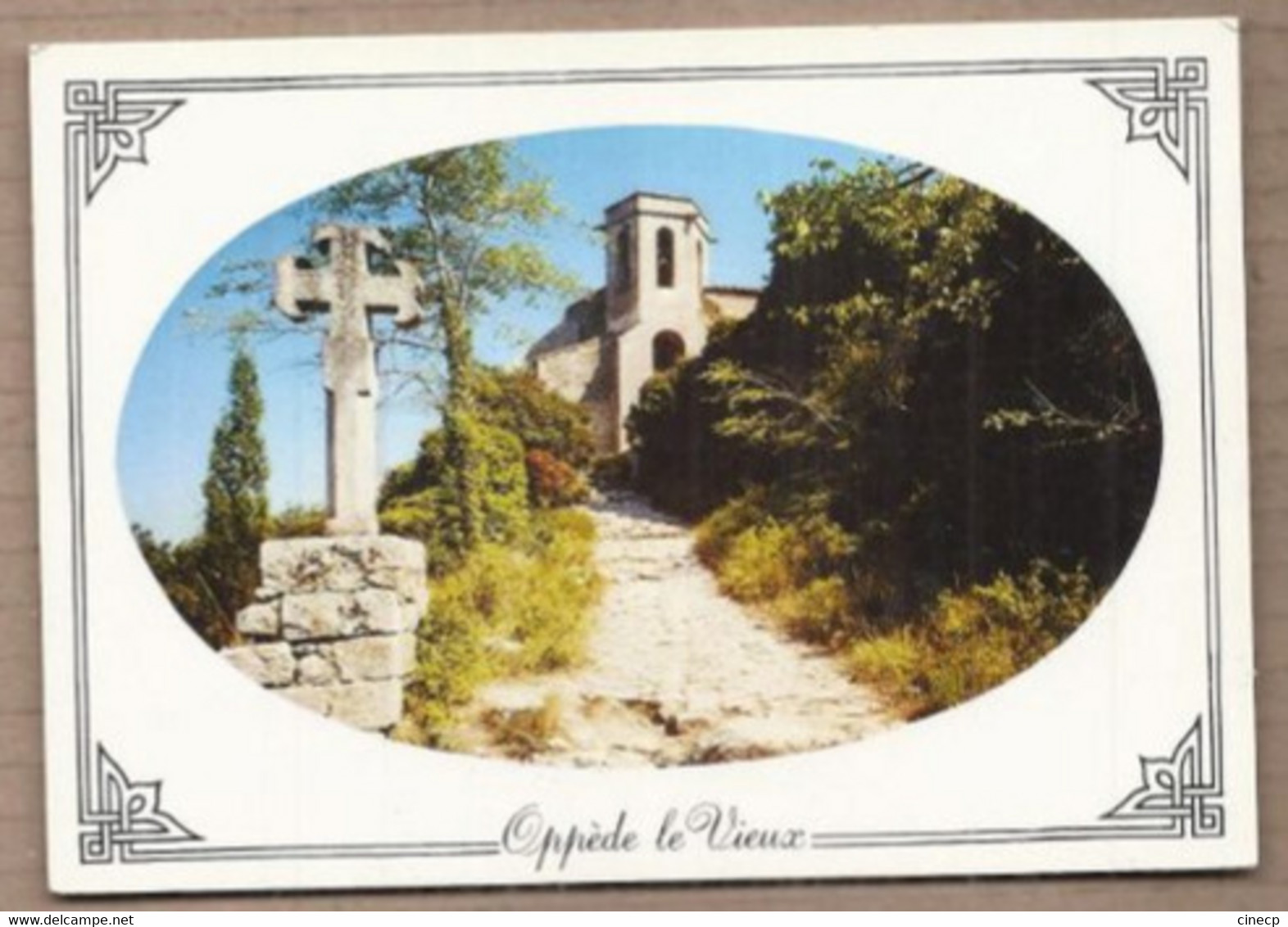 CPSM 84 - OPPEDE LE VIEUX - La Montée Vers L'Eglise TB Photo Ovale Dans Un Cadre - Oppede Le Vieux