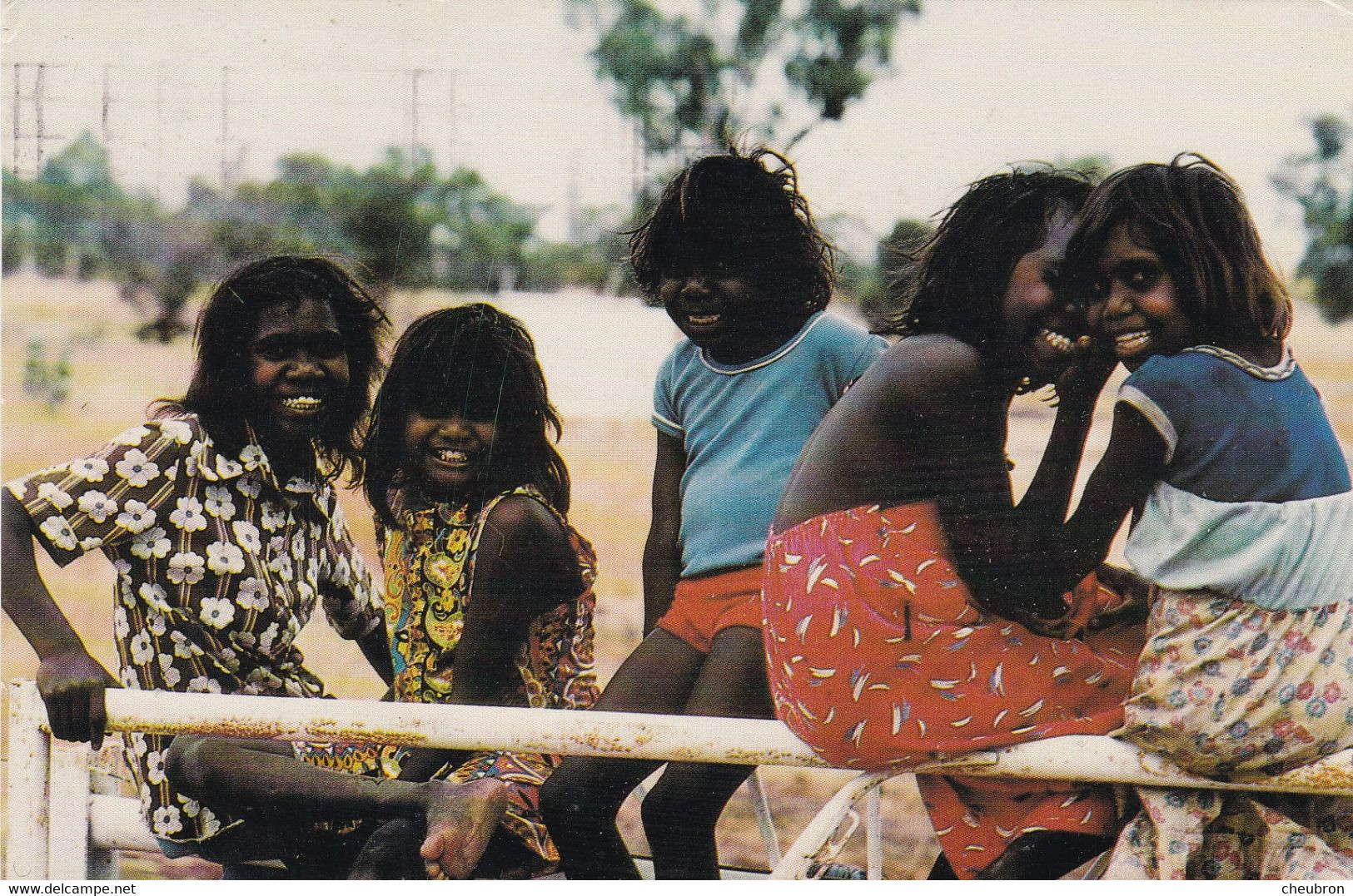 AUSTRALIE.  ABORIGINAL CHILDREN  PHOTOGRAPHED BY DENNIS SCHULZA. ANNEE 1983 +TEXTE - Aborigeni