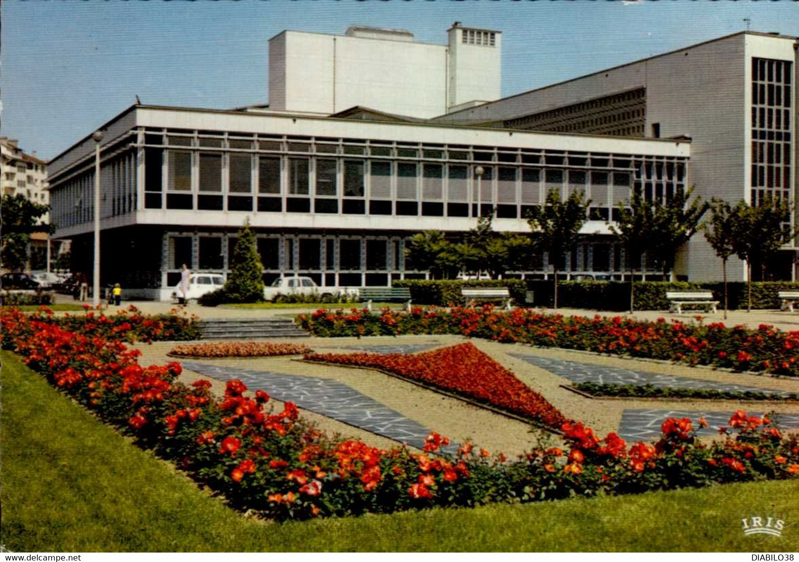 LYON  ( RHONE )    LA MAIRIE DU 8 -ème ET SON JARDIN - Lyon 8