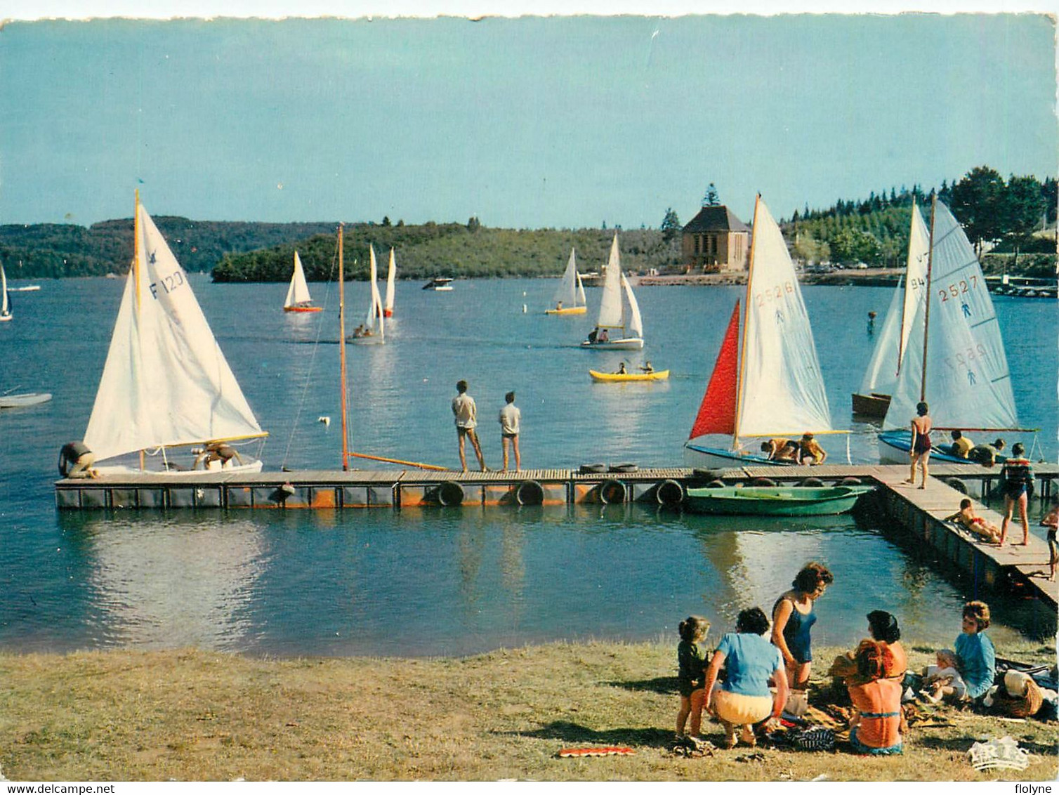 Ussel - Le Lac De Neuvic - Les Voiliers - Ussel