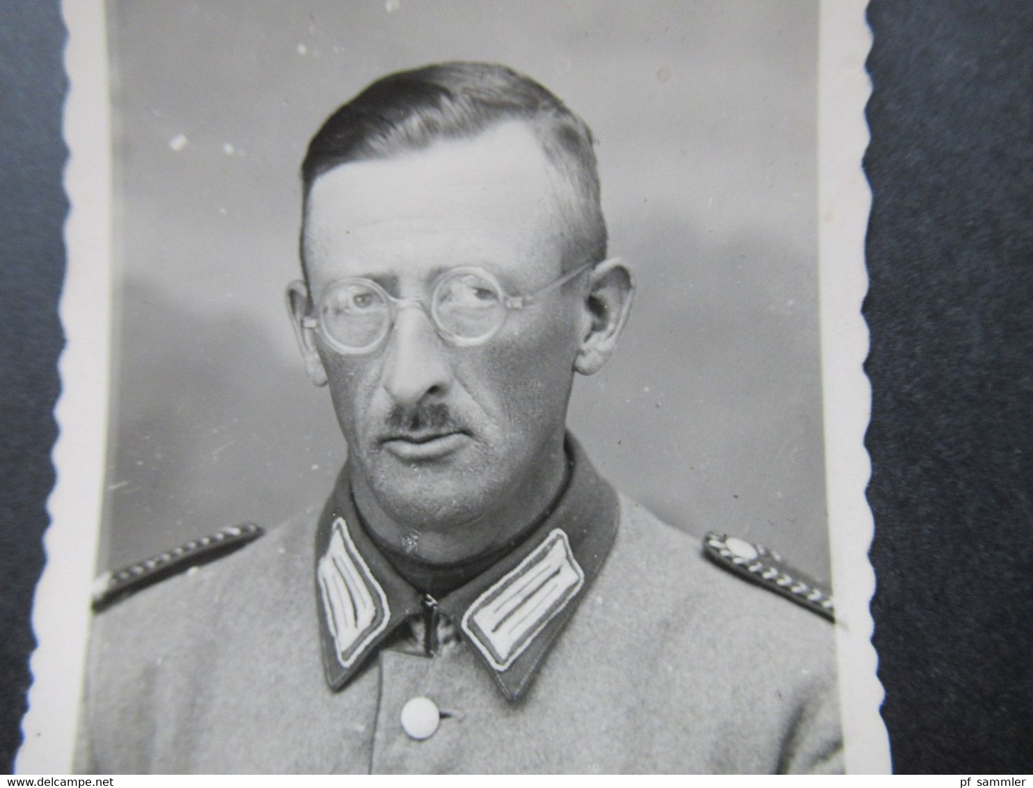 Echtfoto Soldat Der Wehrmacht / Reichswehr ?? Uniform Mit Abzeichen. Portrait / Ausweisfoto - War, Military