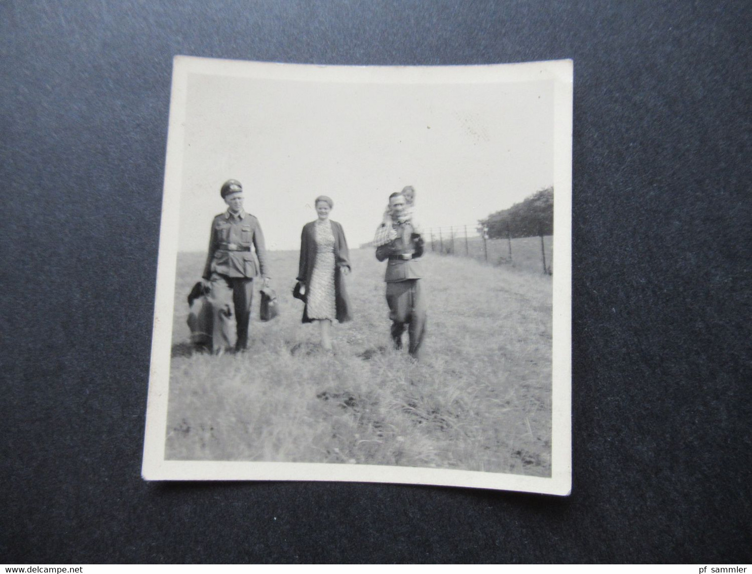 Echtfoto Soldat Der Wehrmacht / Fronturlaub / Soldat Mit Reisegepäck Wird Abgeholt - War, Military