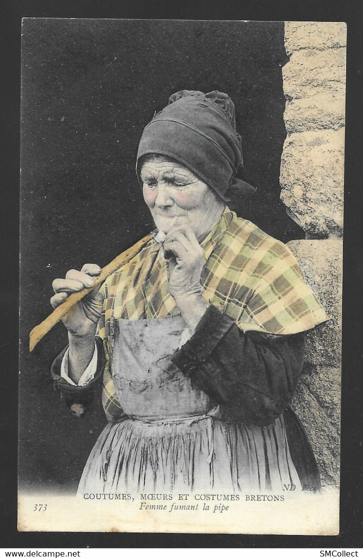 Coutumes, Moeurs Et Costumes Bretons. Femme Fumant La Pipe (13318) - Personnages