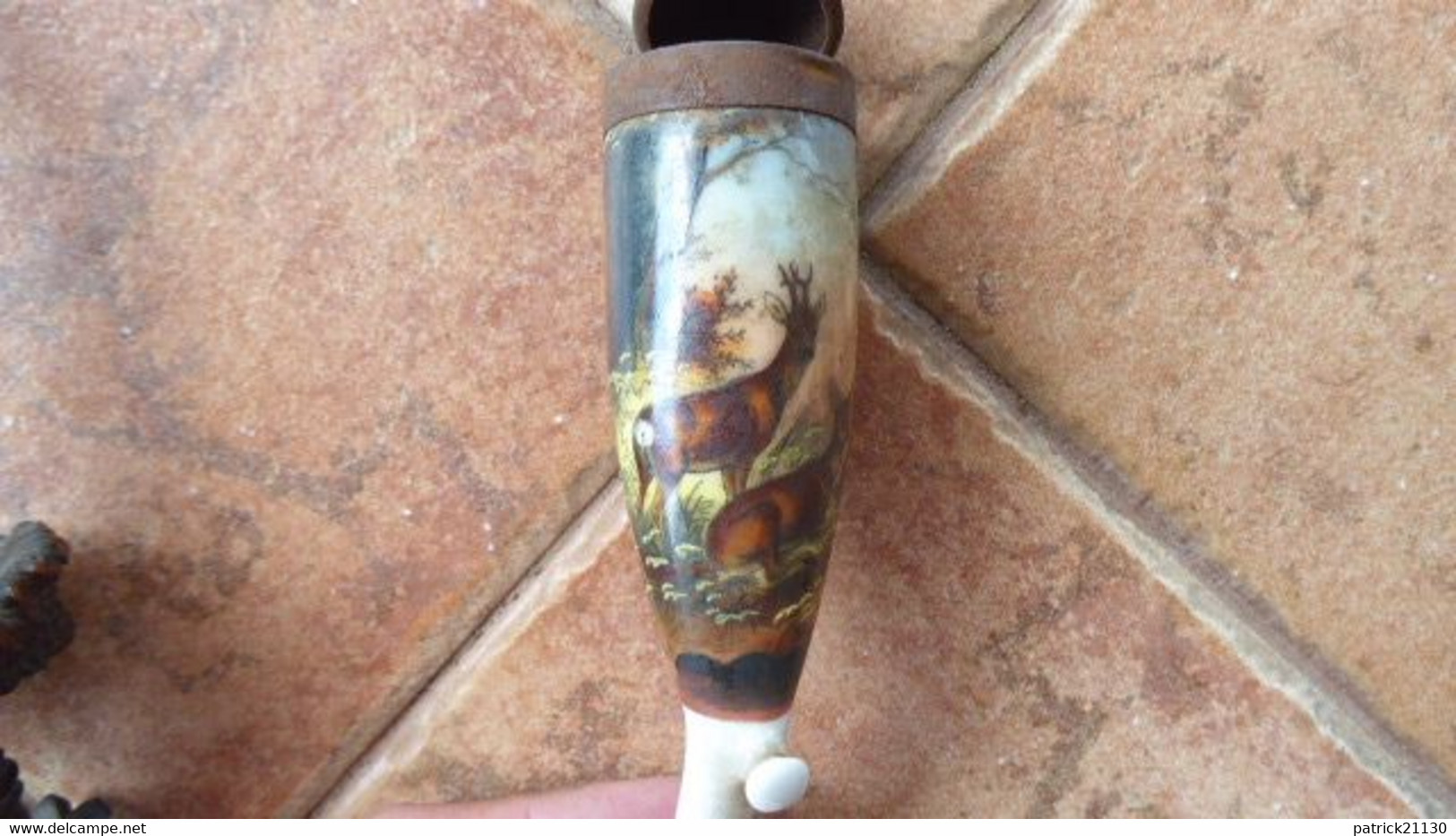 Grande Pipe bavaroise en porcelaine allemande à décor de cerf et bois