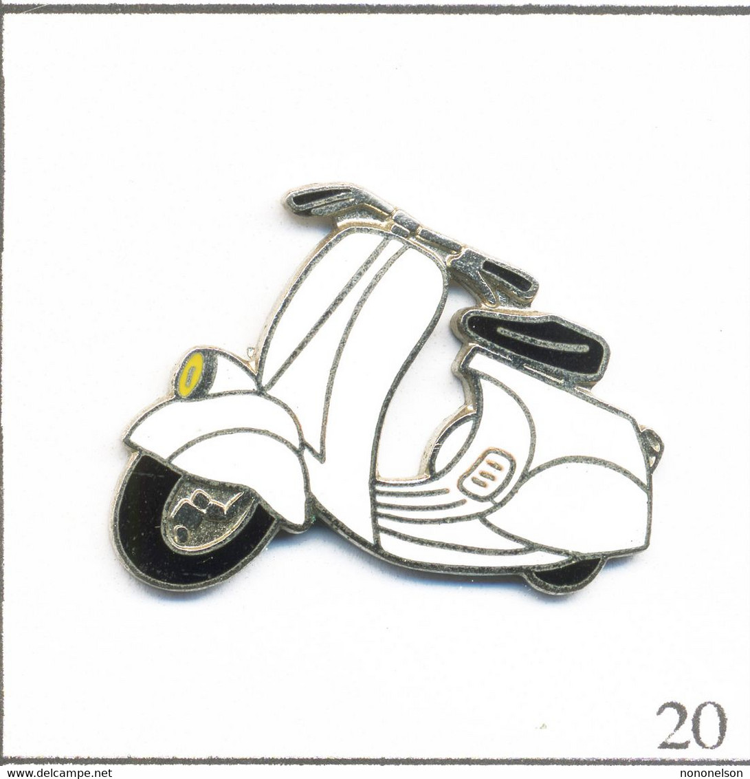 Pin's Transport - Moto - Scooter Piaggio Blanc. Non Est. (Démons Et Merveilles). EGF. T800J-20 - Opel