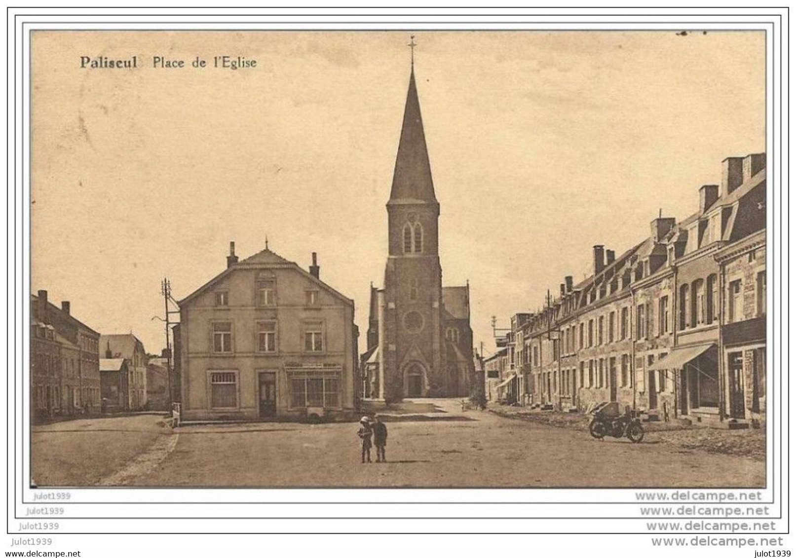 PALISEUL ..-- Place De L ' Eglise . Ancienne GENDARMERIE . 1933 Vers VITTEL ( Mr Adrien DUBOIS ) . Voir Verso . - Paliseul