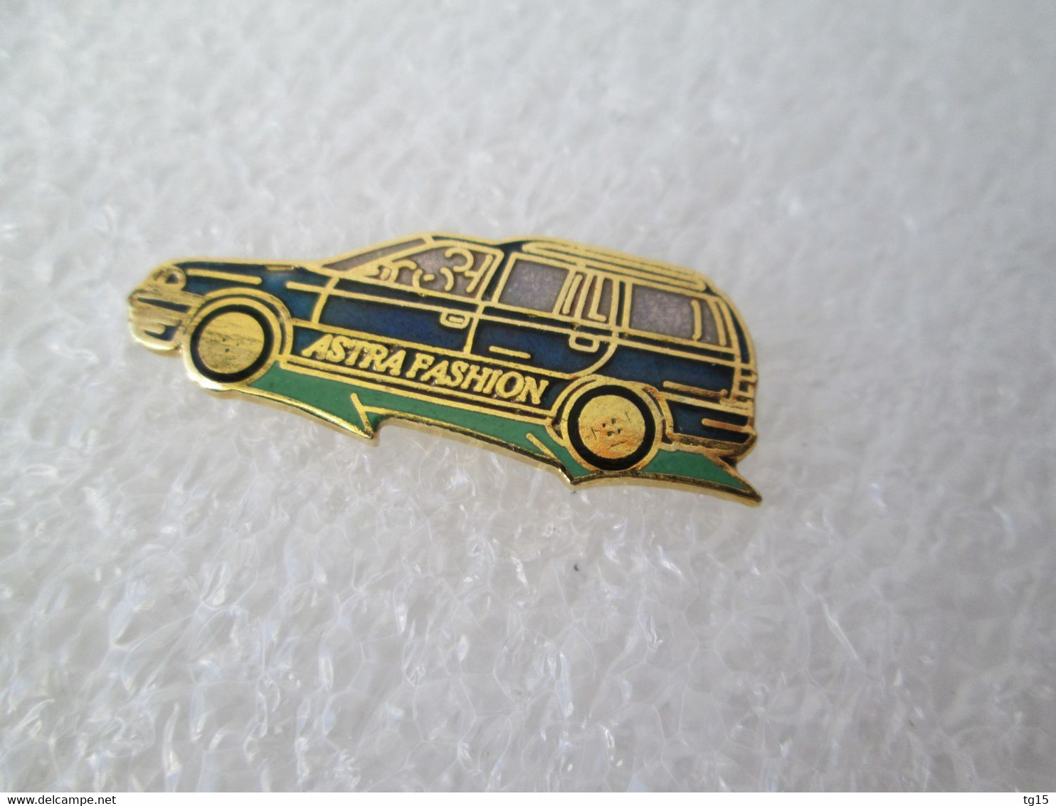 PIN'S    OPEL   ASTRA  FASHION   Email Grand Feu  DEMONS ET MERVEILLES - Opel