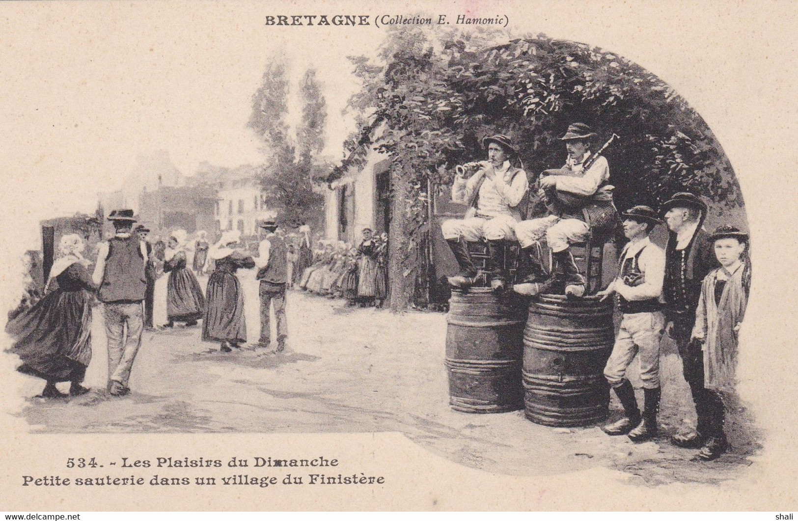 CPA LES PLAISIRS DU DIMANCHE PETITE SAUTERIE DANS UN VILLAGE DU FINISTERE - Personnages