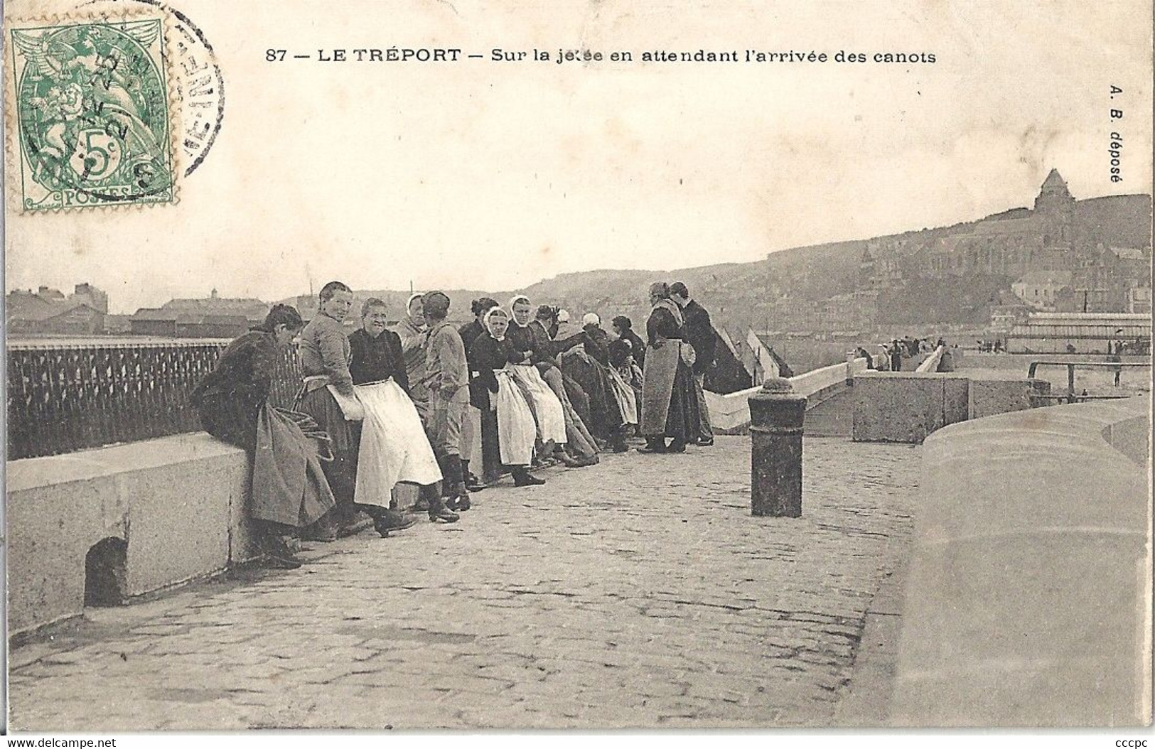 CPA Le Tréport Sur La Jetée En Attendant Les Canots - Le Treport