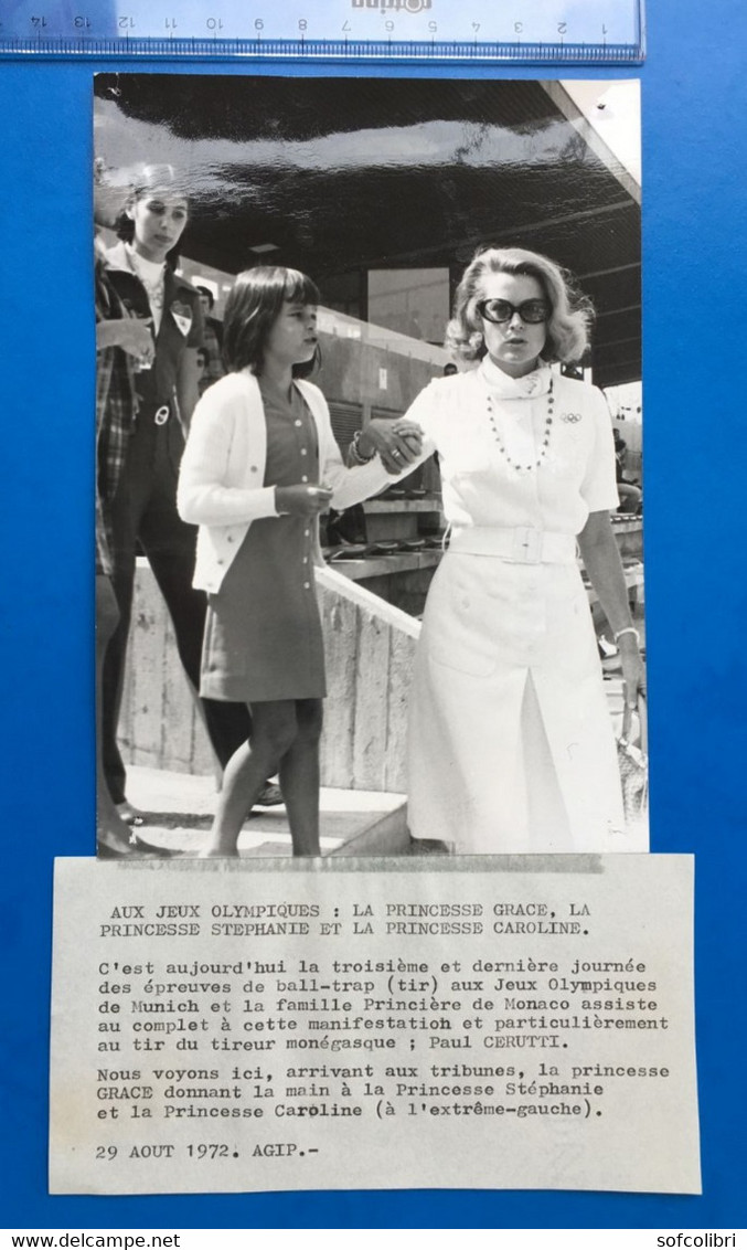 Princesse GRACE, STEPHANIE Et CAROLINE De MONACO Aux J.O De MUNICH En 1972...(format 12.6 X 18 Cm) - AGIP Robert Cohen - Persone Identificate