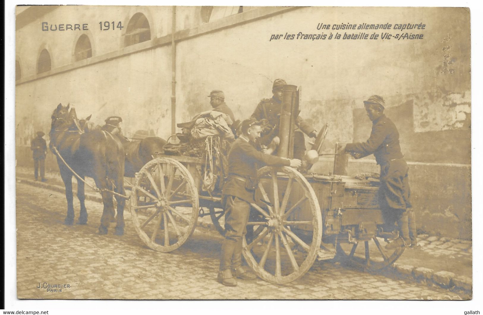 02-VIC-SUR-AISNE- Une Cuisine Roulante Allemande Capturée Par Les Français... 1914  Animé  Attelage - Vic Sur Aisne
