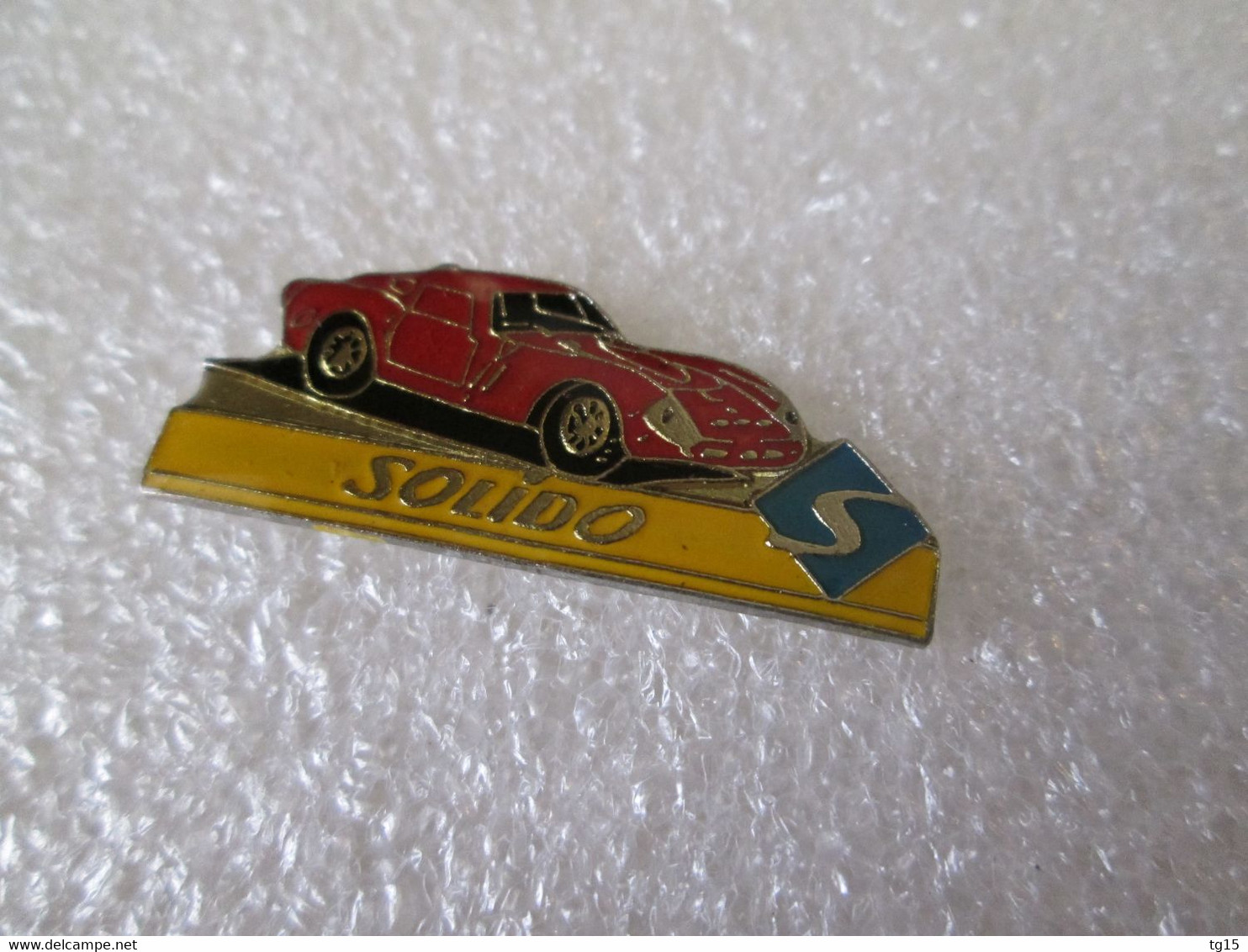 PIN'S    FERRARI   250 GTO   SOLIDO