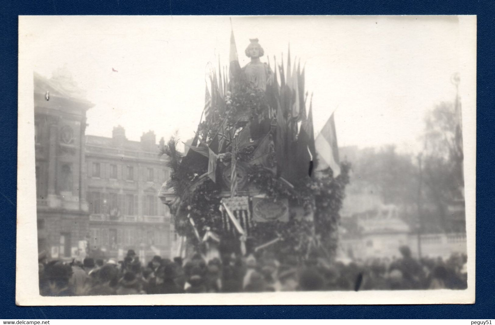 75. Paris, Place De La Concorde. Carte-photo Statue De Lille Ornée De Drapeaux. Cérémonies D'Octobre Et Novembre 1918 - Plazas