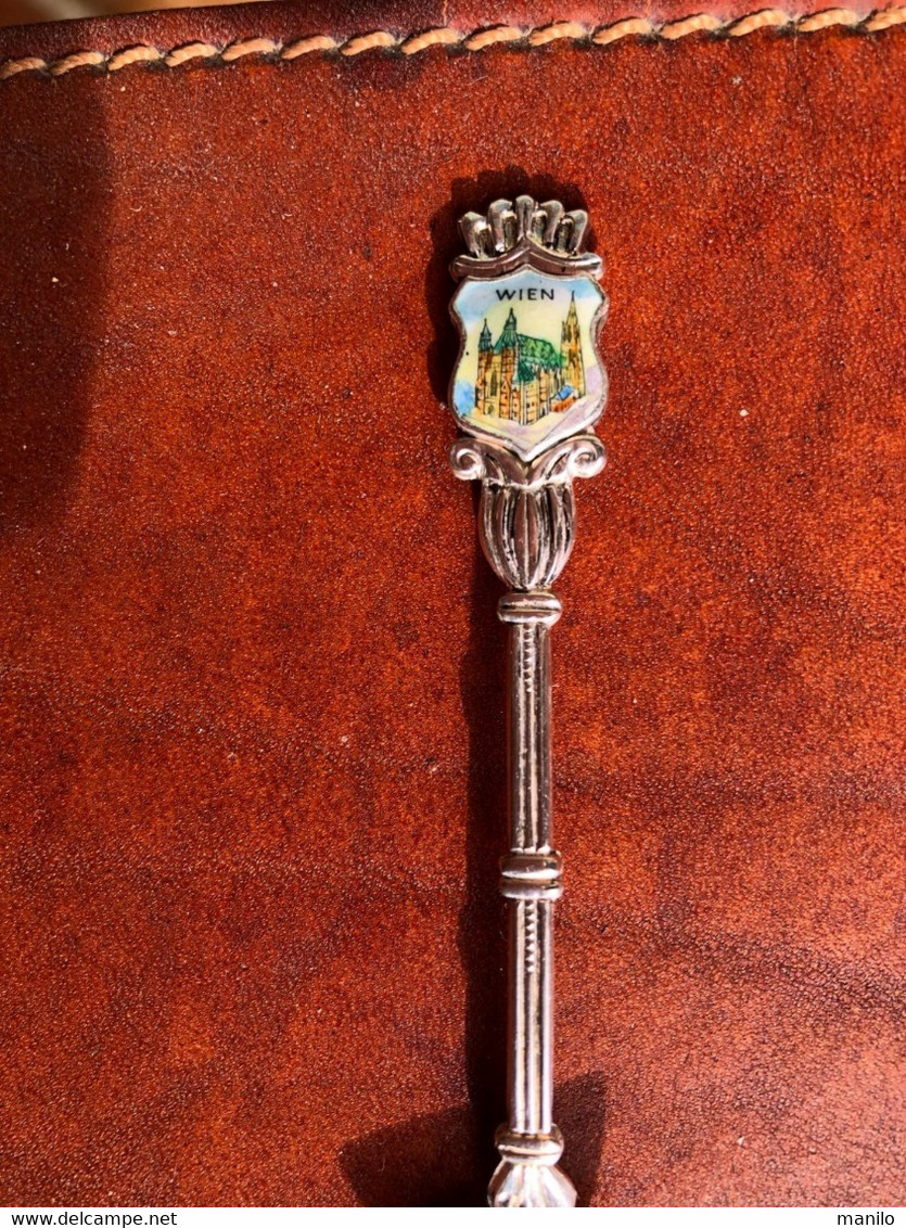 Cuillère Ancienne De Collection  En Métal Argenté  Souvenir De WIEN (VIENNE)  Cartouche En Peinture émaillée - Oggetti 'Ricordo Di'